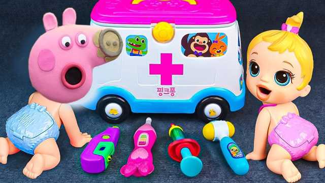เปปป้าพิกและตุ๊กตาเด็กเล่นเป็นหมอ