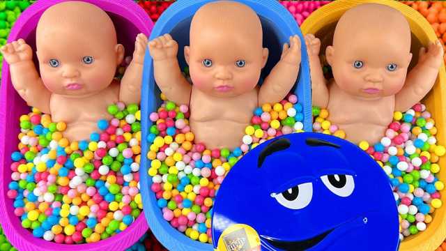 ลูกบอลสีสันสดใส สนุกกับตุ๊กตาเด็ก